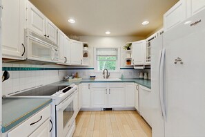 Fridge, microwave, oven, stovetop - Tranquil lakefront cottage with a private dock, deck, grill, and WiFi (Mount Desert)