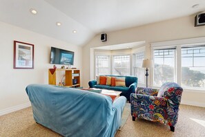 テレビ、暖炉、DVD プレーヤー、書庫