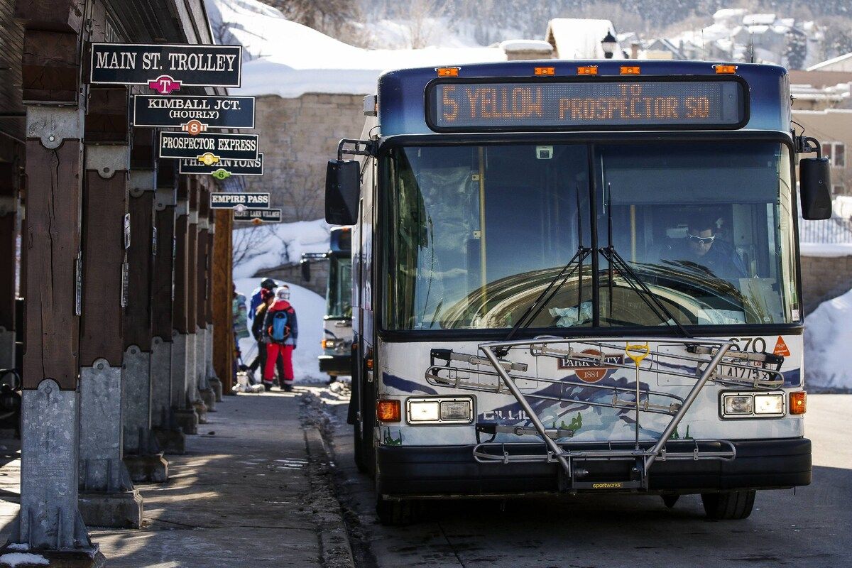 Un autobus con un cartello che indica la destinazione '5 YELLOW RESPECTOR 50' su una strada innevata.