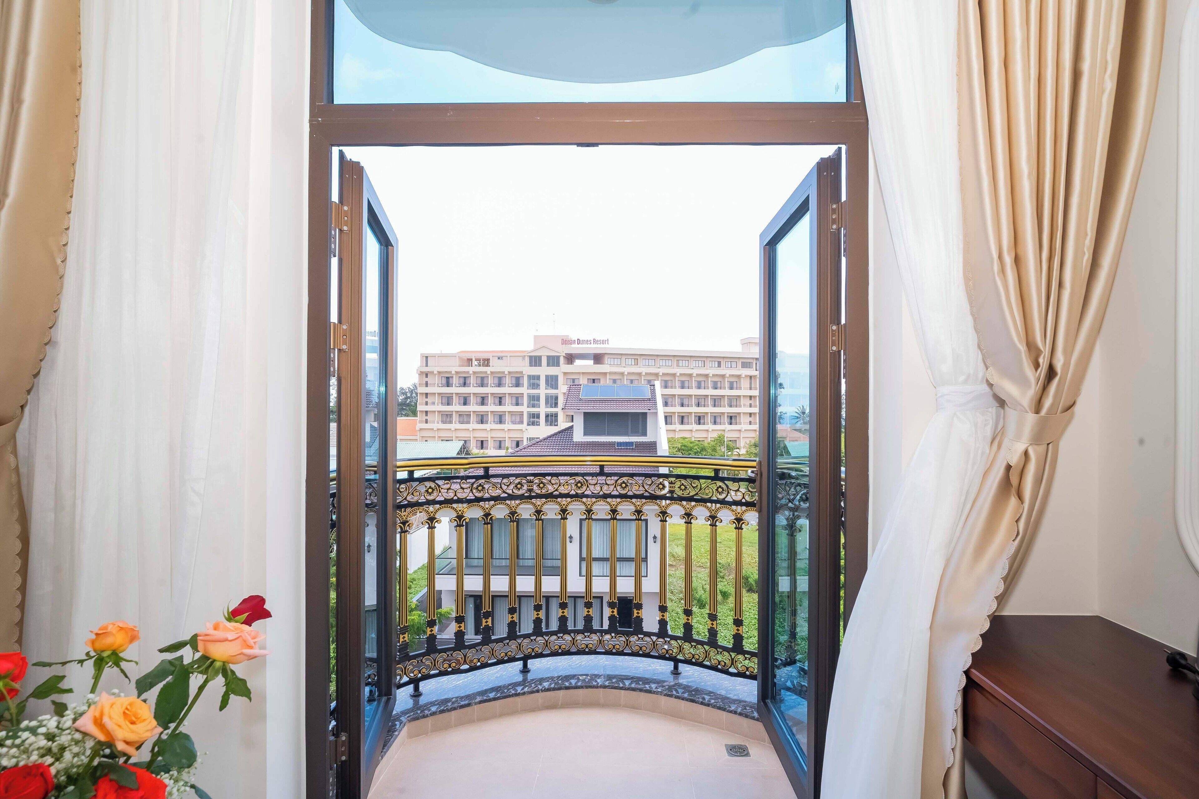 Un balcon donnant sur un immeuble portant l’inscription « Ocean Dunes Resort ».