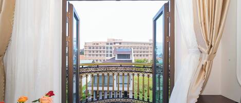 Un balcon donnant sur un immeuble portant l’inscription « Ocean Dunes Resort ».