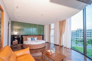 Quarto casal empresarial | Roupas de cama premium, frigobar, escrivaninha
