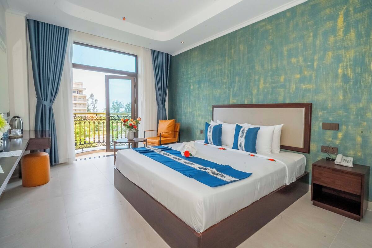 Quarto casal luxo | Roupas de cama premium, frigobar, escrivaninha