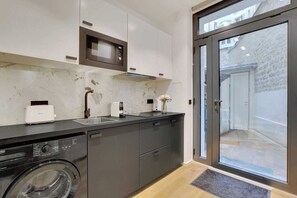 Appartamento | Cucina privata | Frigorifero, microonde, piano cottura, macchina per tè/caffè