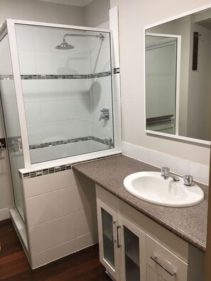 Apartamento superior, vistas al jardín | Baño