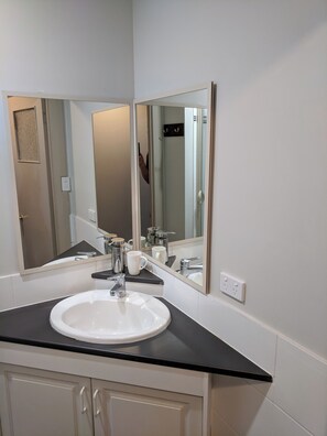 Superior Quadruple Room, Garden View | Bathroom - Bunbury's Most Convenient Location (Carey Park)