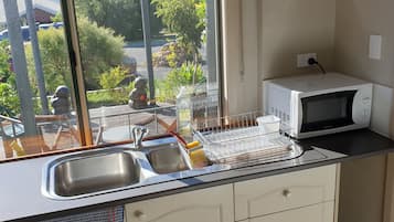 Superior Apartment, Garden View | Private kitchen