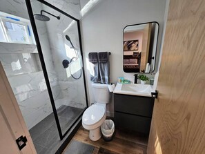 Hårføner, håndklær, såpe og sjampo
