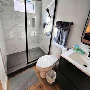 Hair dryer, towels, soap, shampoo - Modern 5-Bedroom Hollywood Escape and  Exclusive Stay with AC, WiFi & Parking (Los Angeles)
