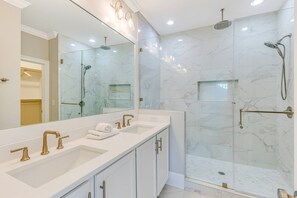 Dusche, Handtücher, Shampoo, Toilettenpapier