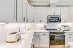 Kjøleskap, mikrobølgeovn, kokeplater og oppvaskmaskin