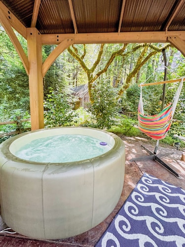 The Coastal Redwood Cabin - Hot tub, private creek! Dog OK!