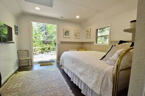 1 bedroom, WiFi, bed sheets - The Coastal Redwood Cabin - Hot tub, private creek! Dog OK! (Soquel)