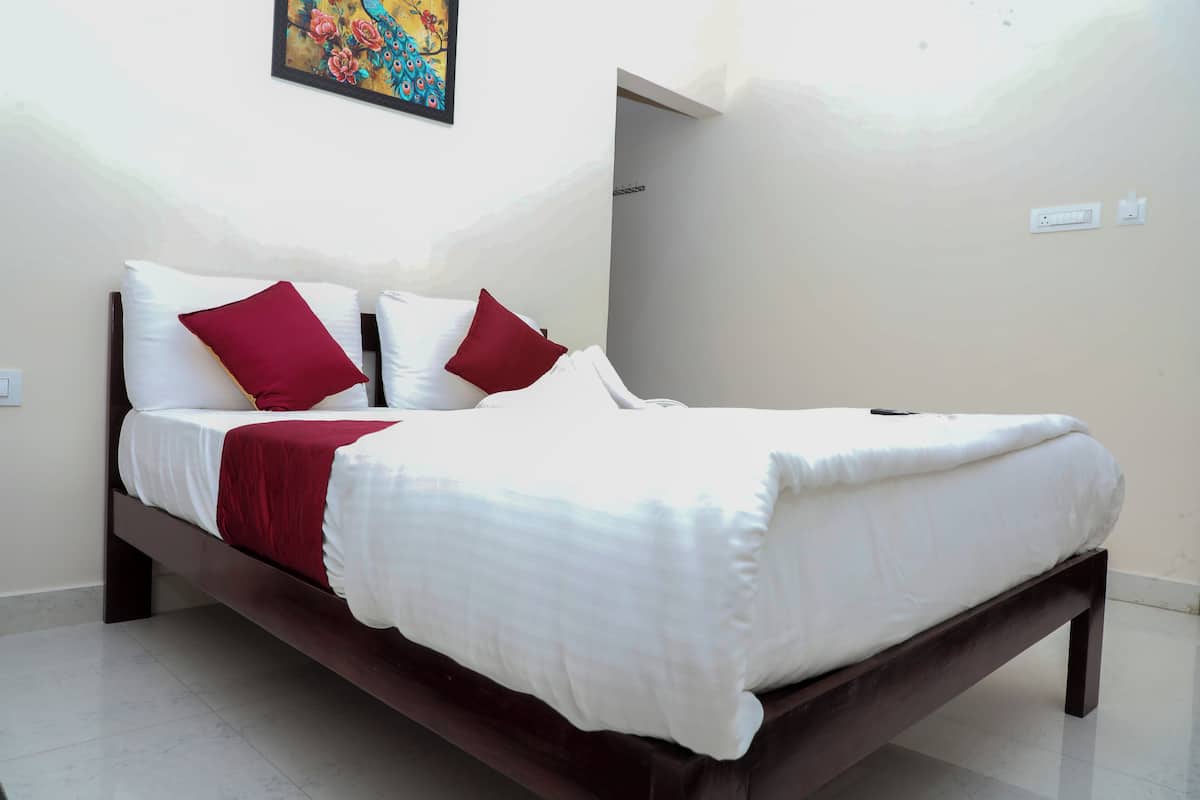 Habitación estándar | Ropa de cama de alta calidad, escritorio, camas supletorias