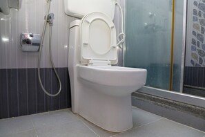 Habitación estándar | Baño | Ducha, cabezal de ducha tipo lluvia, toallas y jabón