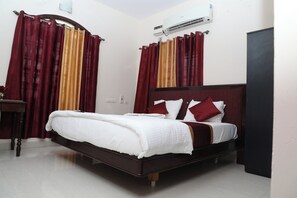 Standaard kamer | Luxe beddengoed, een bureau, extra bedden, gratis wifi