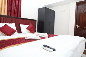 Habitación estándar | Ropa de cama de alta calidad, escritorio, camas supletorias