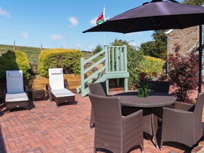 Outdoor dining - 2 bedroom accommodation in Llanelli (Llanelli)