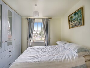 2 bedrooms, free WiFi - Pretty cottage with lovely views over open countryside close to the coast. (Kirby Le Soken)