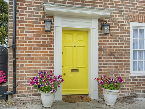 Exterior detail - Pretty cottage with lovely views over open countryside close to the coast. (Kirby Le Soken)