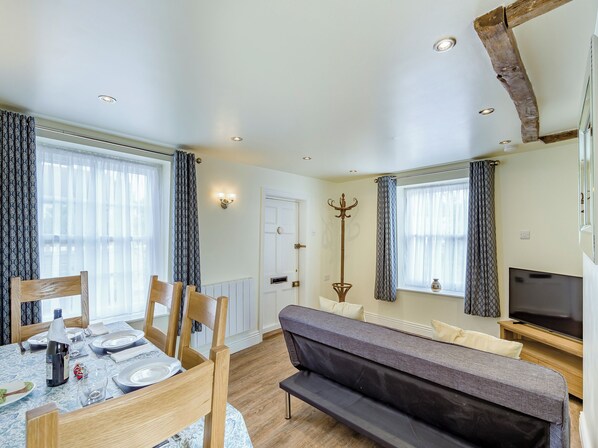 Living area - Pretty cottage with lovely views over open countryside close to the coast. (Kirby Le Soken)