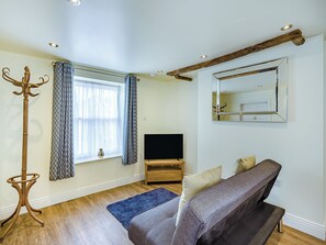 Living area - Pretty cottage with lovely views over open countryside close to the coast. (Kirby Le Soken)