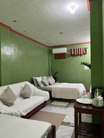 Escritorio, espacio para trabajar con laptop y cortinas blackout 