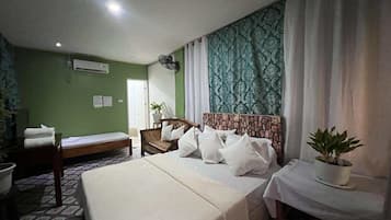 Phòng đôi hoặc 2 giường đơn tiện nghi đơn giản, ban công, quang cảnh bãi biển | Bàn, khu vực làm việc phù hợp cho laptop, màn/rèm cản sáng