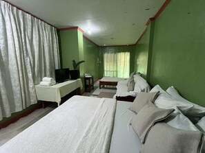 Habitació doble o amb dos llits individuals Comfort, balcó, vistes a la platja | Escriptori, espai de treball apte per a portàtils i cortines opaques 