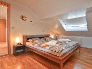 2 bedrooms, iron/ironing board, internet