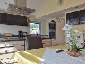 Frigorífico, horno, placa de cocina y lavavajillas