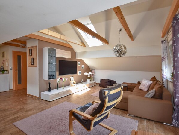 Fernseher, Tischfußball, Tischtennisplatte