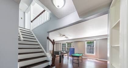 4-bedroom townhome in Alexandria with Game Room