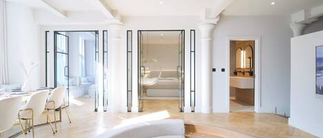 المنشأة من الداخل