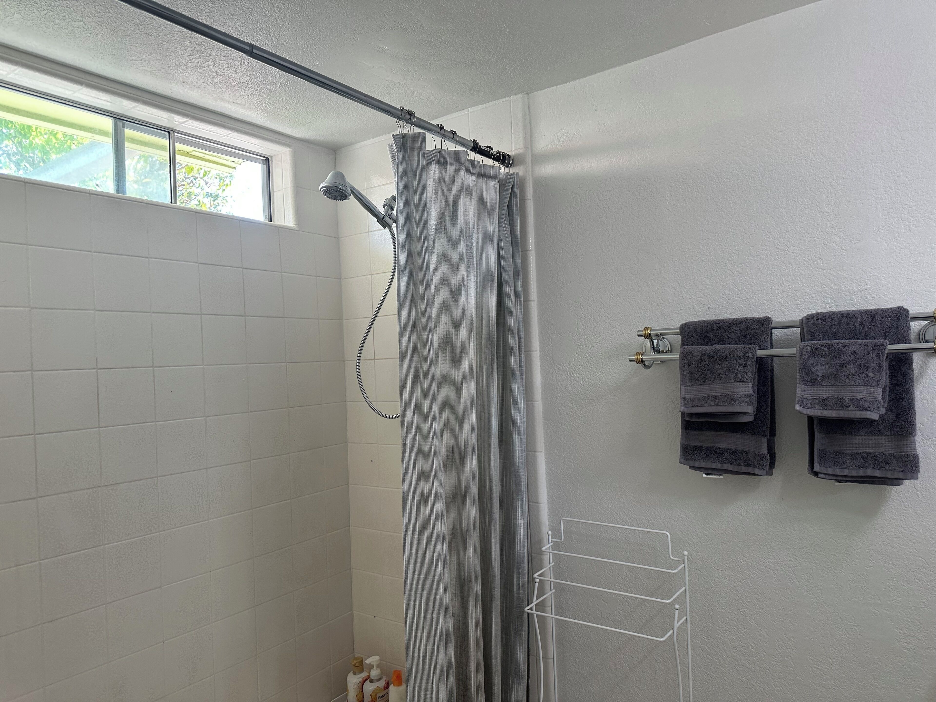 Een douche, een haardroger, handdoeken, zeep