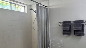Een douche, een haardroger, handdoeken, zeep