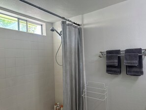 Dusche, Haartrockner, Handtücher, Seife