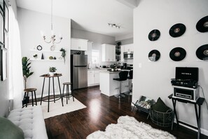 Living area - Tremendous 3-bedroom house with AC in San Antonio (San Antonio)