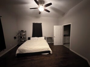 Room - Tremendous 3-bedroom house with AC in San Antonio (San Antonio)