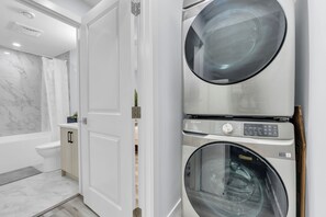 Hair dryer, towels, soap, toilet paper - Cozy Basement Hideaway in Cornerstone – 10 Minutes from Calgary Airport (Calgary)