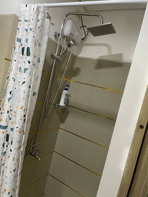 Dusche, Bidet, Handtücher, Seife