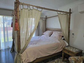 3 bedrooms, iron/ironing board, WiFi, bed sheets