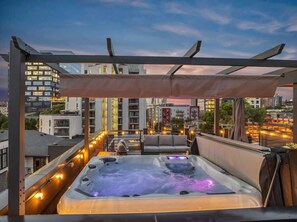 Banyera d'hidromassatge a l'aire lliure