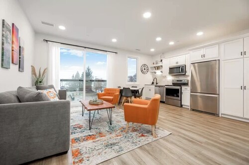 Cypress Street Condo • 3.5 Mins to the Beach