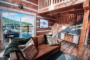 Smart-TV, Kamin, Videospiele, Bücher