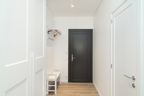 办公桌、笔记本电脑工作区、免费 WiFi