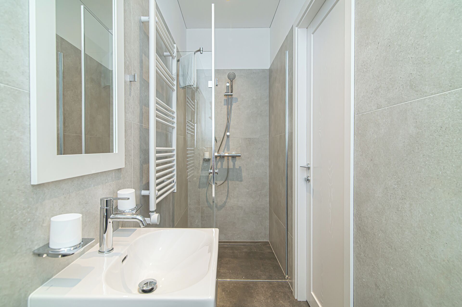 Douche, sèche-cheveux, serviettes fournies, savon