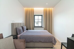 デスク、ノートパソコン用作業スペース、WiFi (無料)