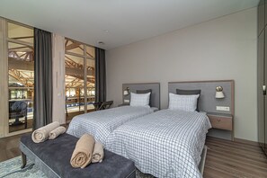 Desk, laptop workspace, free WiFi - Royal Horse Resort (Balkasodis)