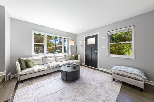 Charming Hideaway 19 min to DC huge Backyard/Grill